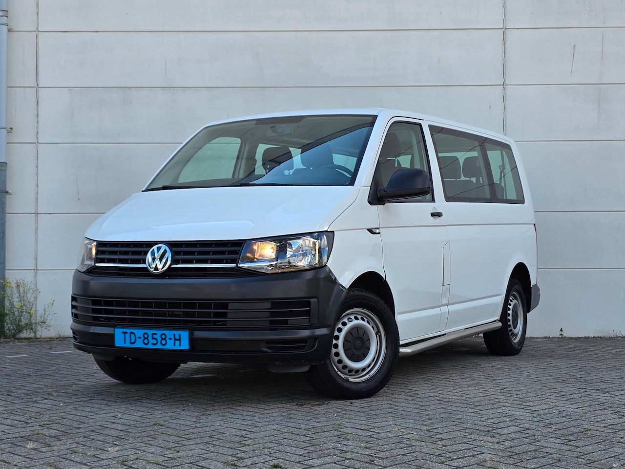 Volkswagen Transporter Kombi - 2.0 TSi 150pk 9-Pers. L2 CNG |EX BTW| 3+3+3 indeling| Airco|NWE APK - AutoWereld.nl