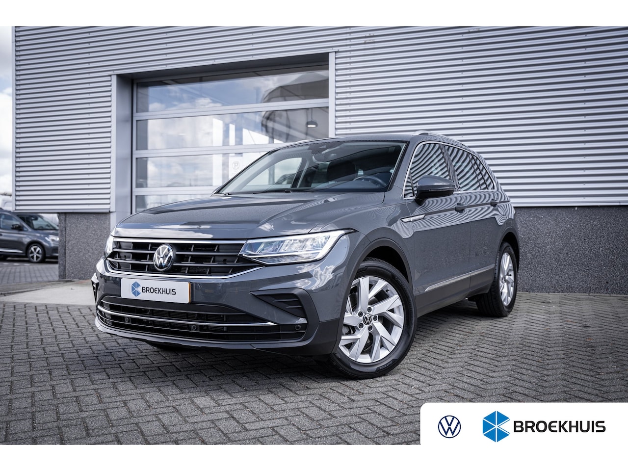 Volkswagen Tiguan - Life | 'App-Connect' draadloze smartphone integratie | Achteruitrijcamera | Audio-navigati - AutoWereld.nl