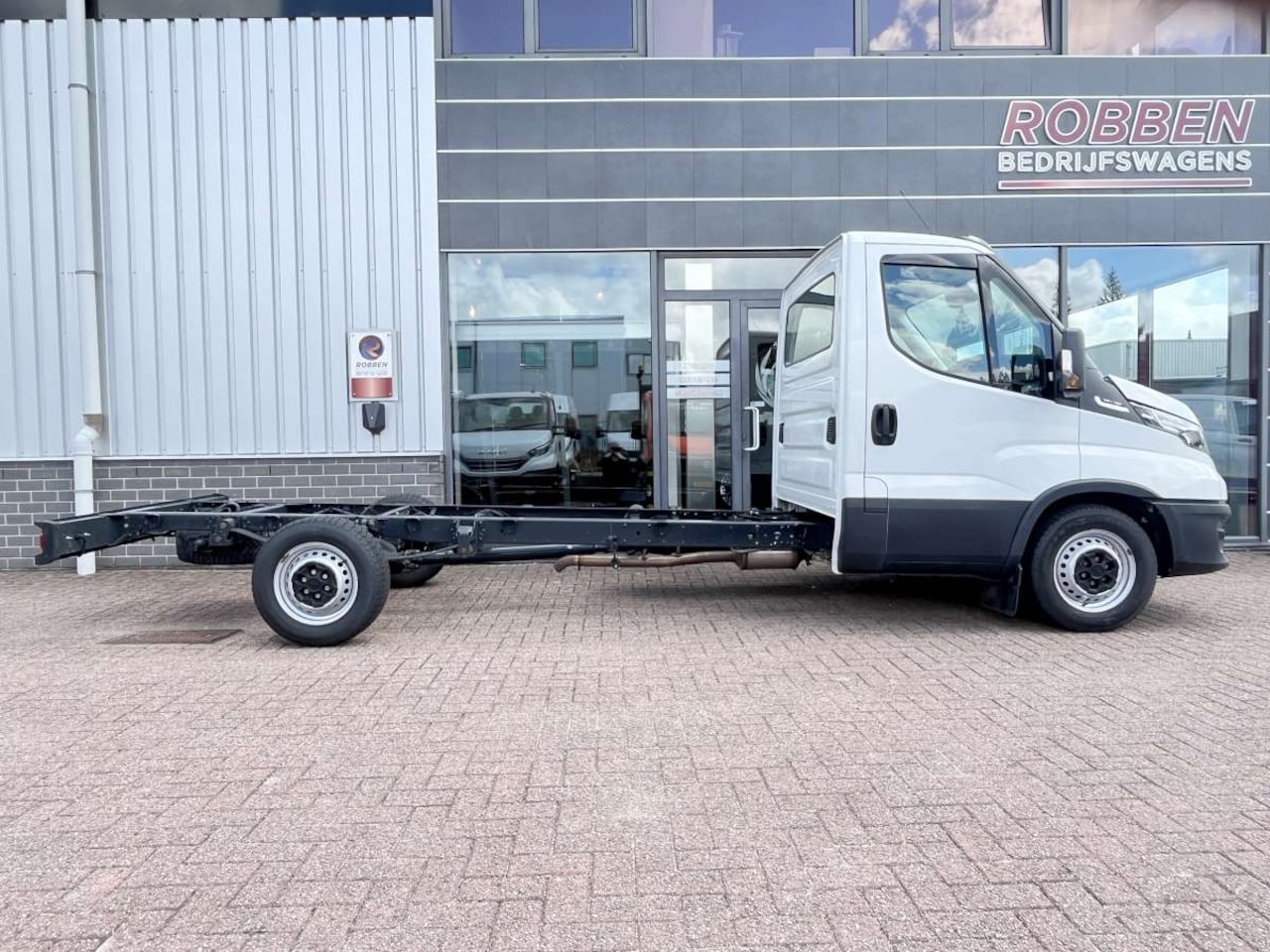 Iveco Daily - 35S18 HA8 3.0 410 Chassis Cabine Airco/Cruise/Nav - AutoWereld.nl