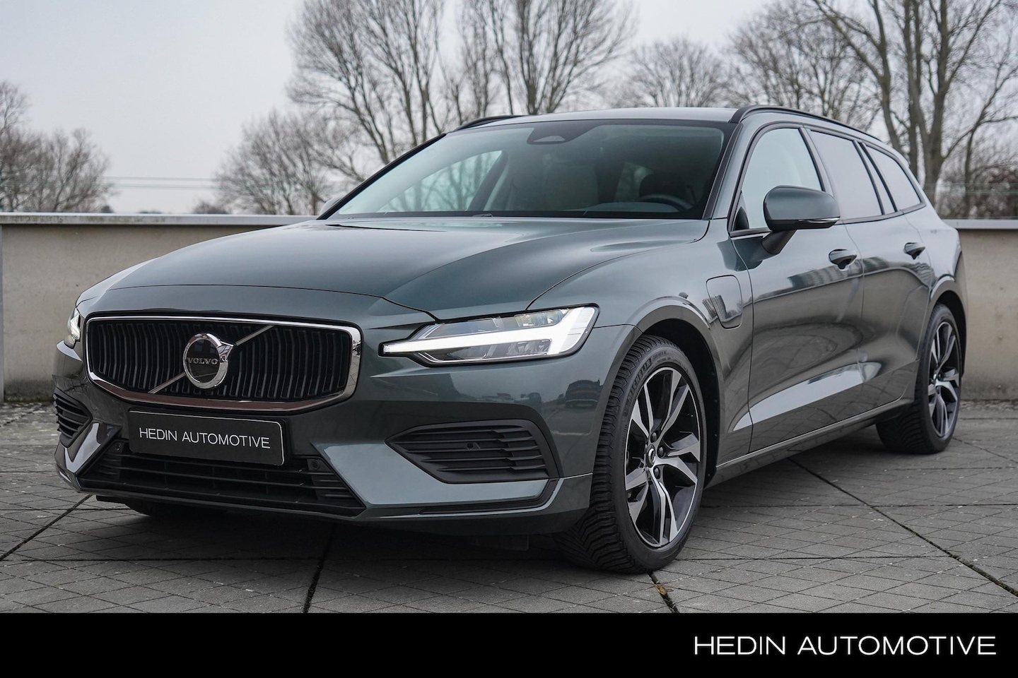 Volvo V60 - 2.0 T6 Plug-in hybrid AWD Essential 19"velgen | Lederen bekleding | climate pack | extra g - AutoWereld.nl