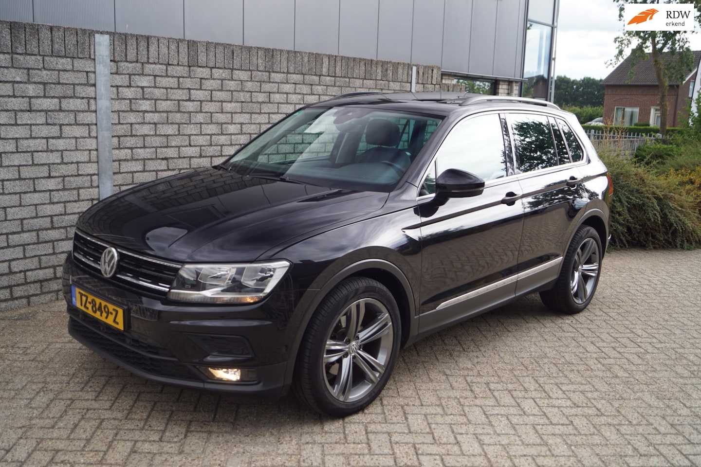 Volkswagen Tiguan - 1.4 TSI ACT Comfortline Business Autom Panodak Leder Sportst Stoelverw Navi Camera Clima A - AutoWereld.nl