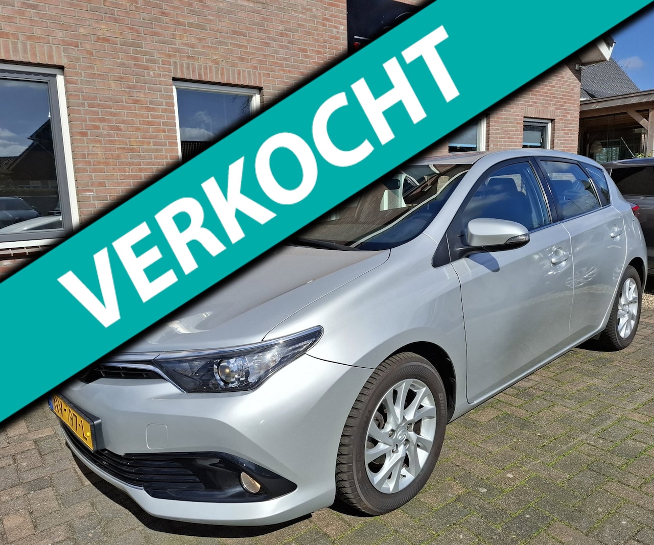 Toyota Auris - 1.2T Aspiration. Dealer onderhouden! Zeer netjes en luxe. O.a. camera, afn. trekhaak, crui - AutoWereld.nl