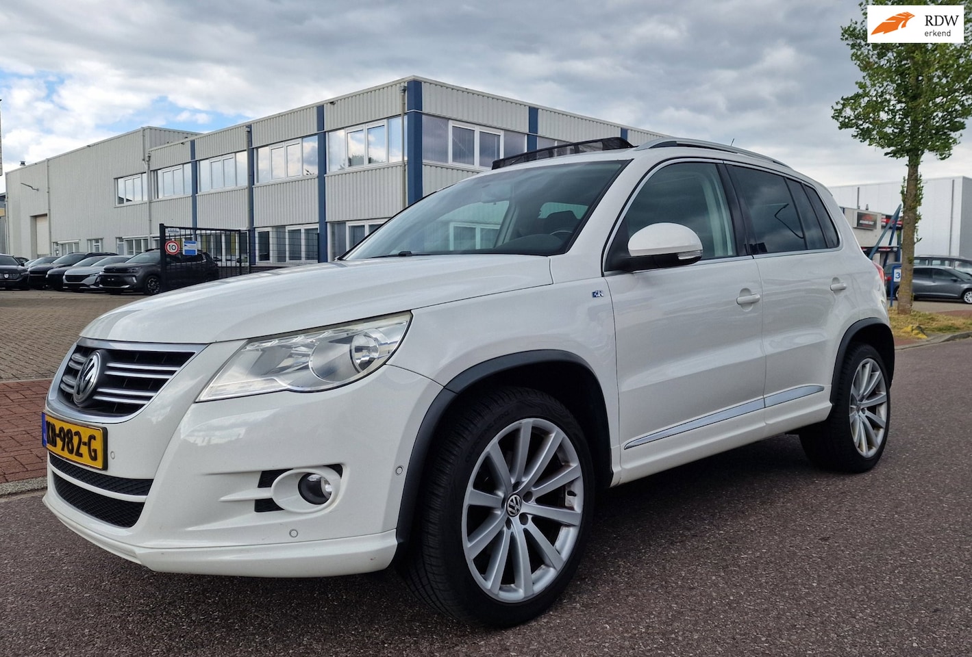 Volkswagen Tiguan - 2.0 TSI Comfort&Design 4Motion PANO NAVI PSENSOR CRUISE TREKHAAK 2 X SLEUTELS - AutoWereld.nl