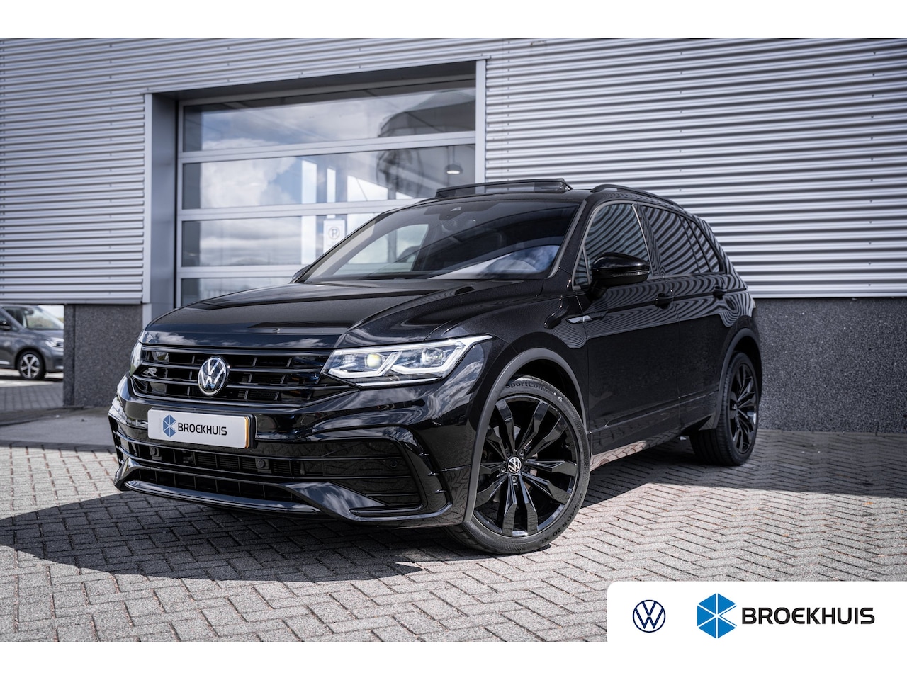 Volkswagen Tiguan - 1.5 TSI R-Line | Cruise control adaptief | Elektrisch bedienbare achterklep met sensorstur - AutoWereld.nl