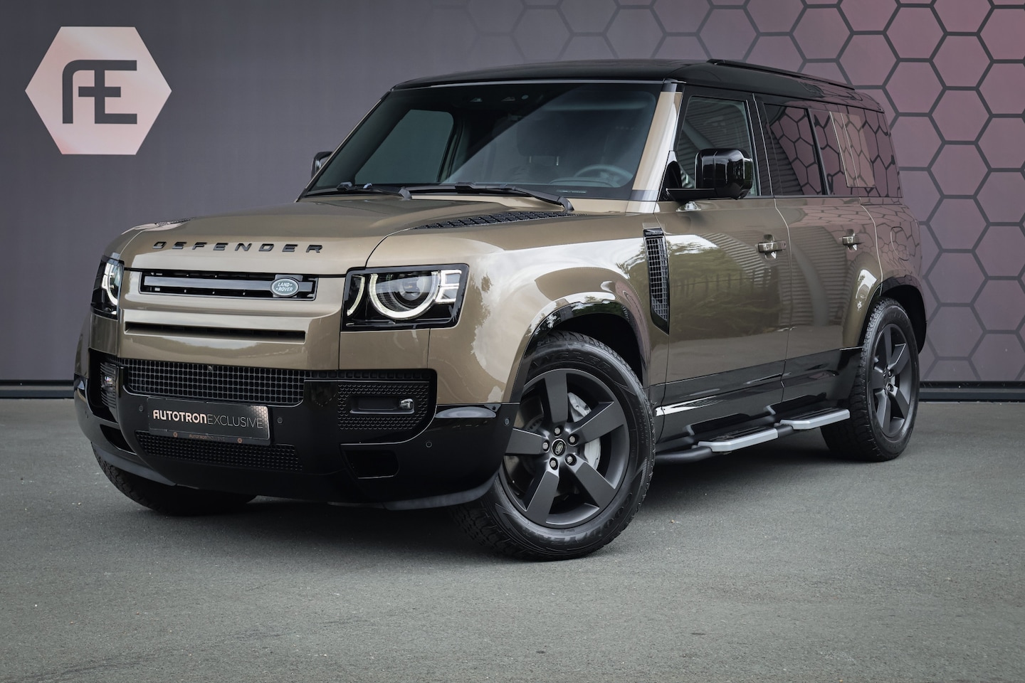 Land Rover Defender 110 - P300e X-Dynamic SE - AutoWereld.nl