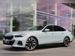 BMW i5 - eDrive40 M Sport / Panoramadak / Trekhaak / Comfortstoelen / Bowers & Wilkins / Parking As