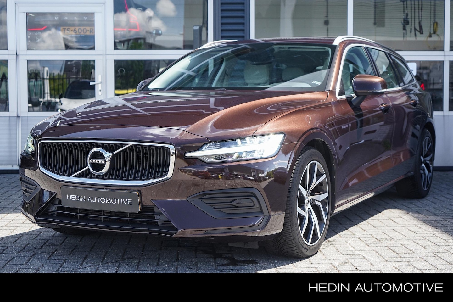 Volvo V60 - 2.0 T5 Momentum | Trekhaak | Parkeercamera | Stoel & Stuurverwarming | Harman/Kardon | All - AutoWereld.nl
