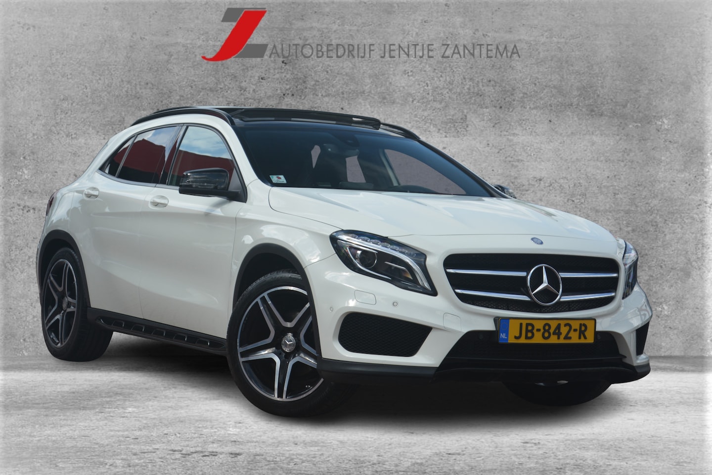 Mercedes-Benz GLA-Klasse - 180 Ambition 1e eigenaar dealeronderhouden 63155 NAP AMG Line met oa leren bekleding panor - AutoWereld.nl