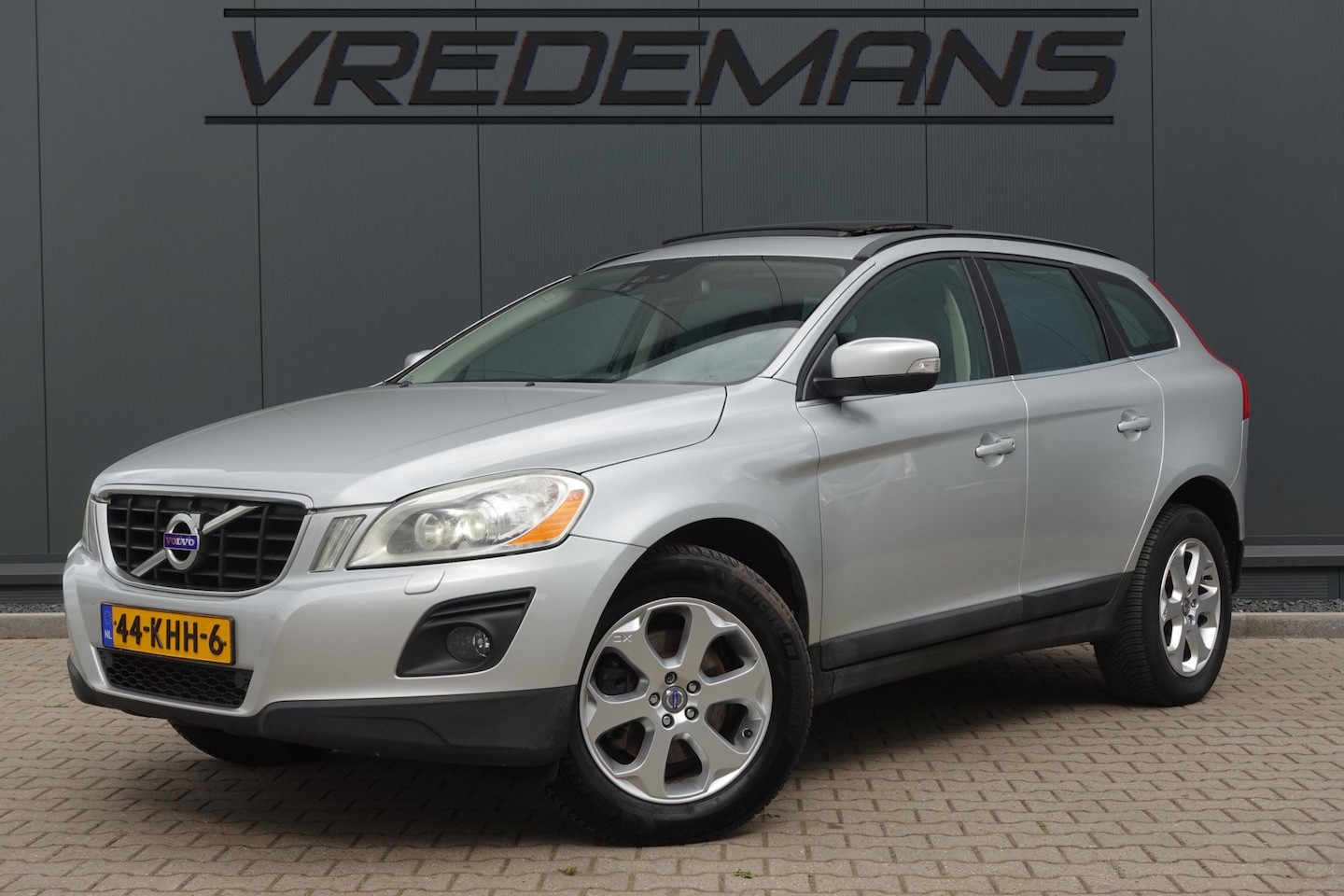 Volvo XC60 - 2.4 D5 AWD Summum LEDER/MEMORY/PANO - AutoWereld.nl