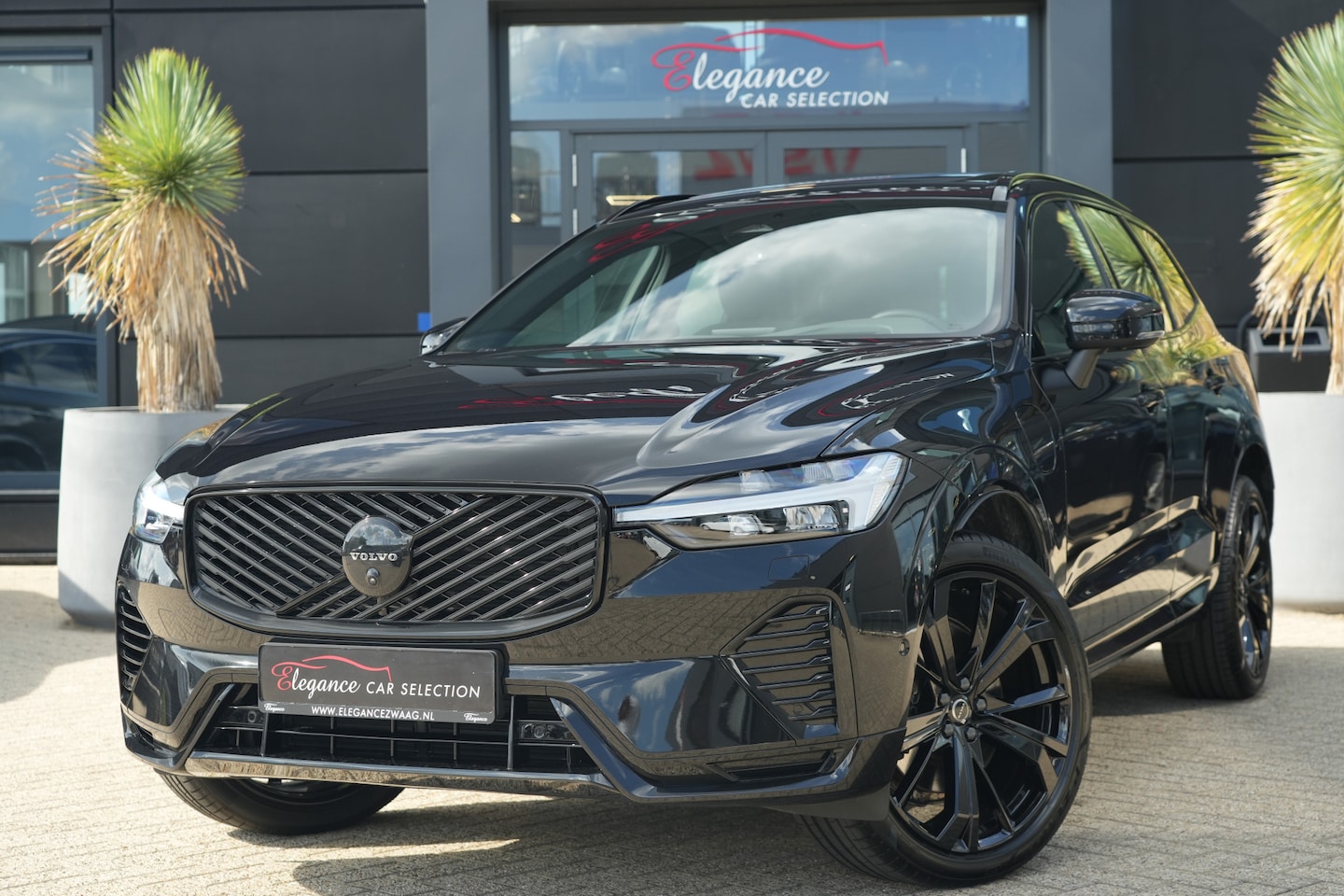 Volvo XC60 - 2.0 T8 Plug-in hybrid Facelift AWD Plus Black Edition 455pk Panoramadak/Trekhaak/360Camera - AutoWereld.nl