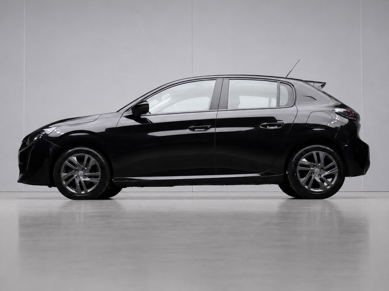 Peugeot 208 - 1.2 PureTech Allure Sport (APPLE CARPLAY,NAVI,CAMERA,CLIMATE,CRUISE,GETINT,LED,SPORTSTOELE - AutoWereld.nl