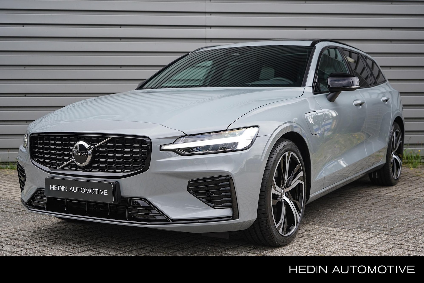 Volvo V60 - 2.0 T6 Plug-in hybrid AWD Business Edition | Panoramadak | Extra getint glas achter | 19" - AutoWereld.nl