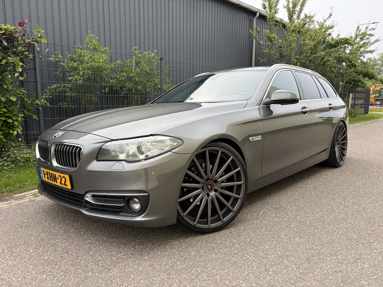 BMW 5-serie Touring - 520i Last Minute Edition / AUTOMAAT / LEER / NAVI / VOSSEN - AutoWereld.nl