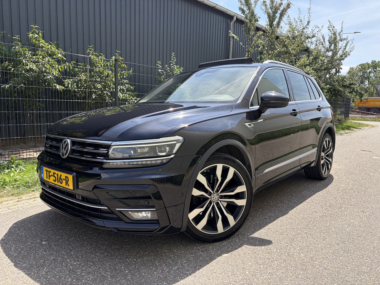 Volkswagen Tiguan - 2.0 TSI 4Motion Highline / AUTOMAAT / R-LINE / PANORAMADAK / INCL BTW / CRUISE / NAVI - AutoWereld.nl