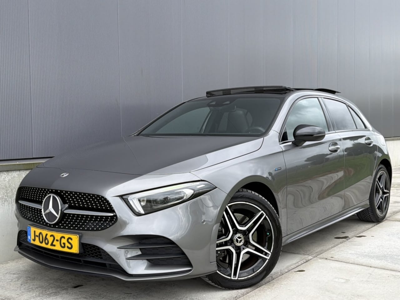 Mercedes-Benz A-klasse - 250e 218PK AMG / Pano / Matrix / 2020 / Sfeer / *NAP* / Carbon - AutoWereld.nl