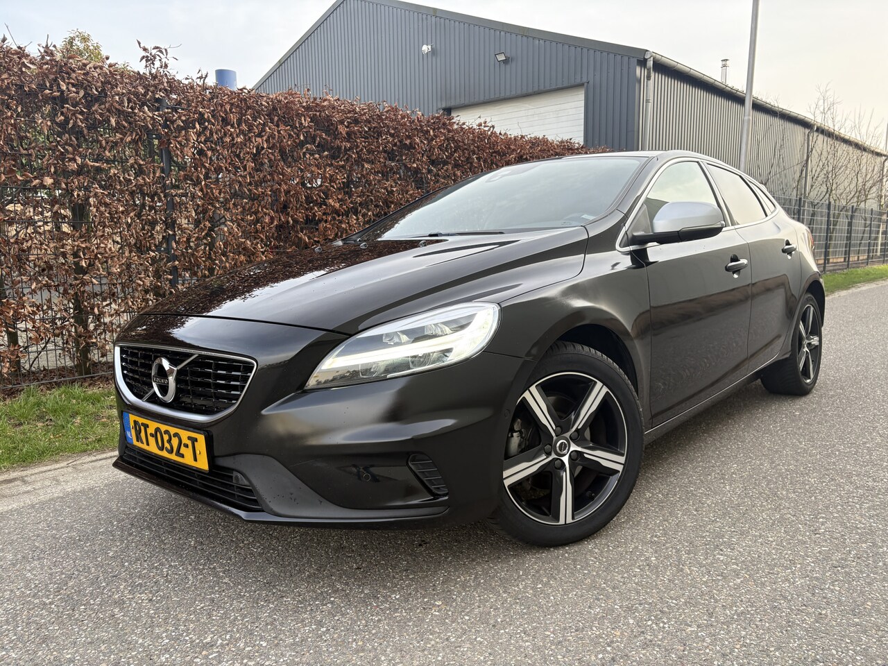 Volvo V40 - 2.0 T4 Business Sport / R-DESIGN / LEER / NAVI / CRUISE / STOELVERWARMING - AutoWereld.nl