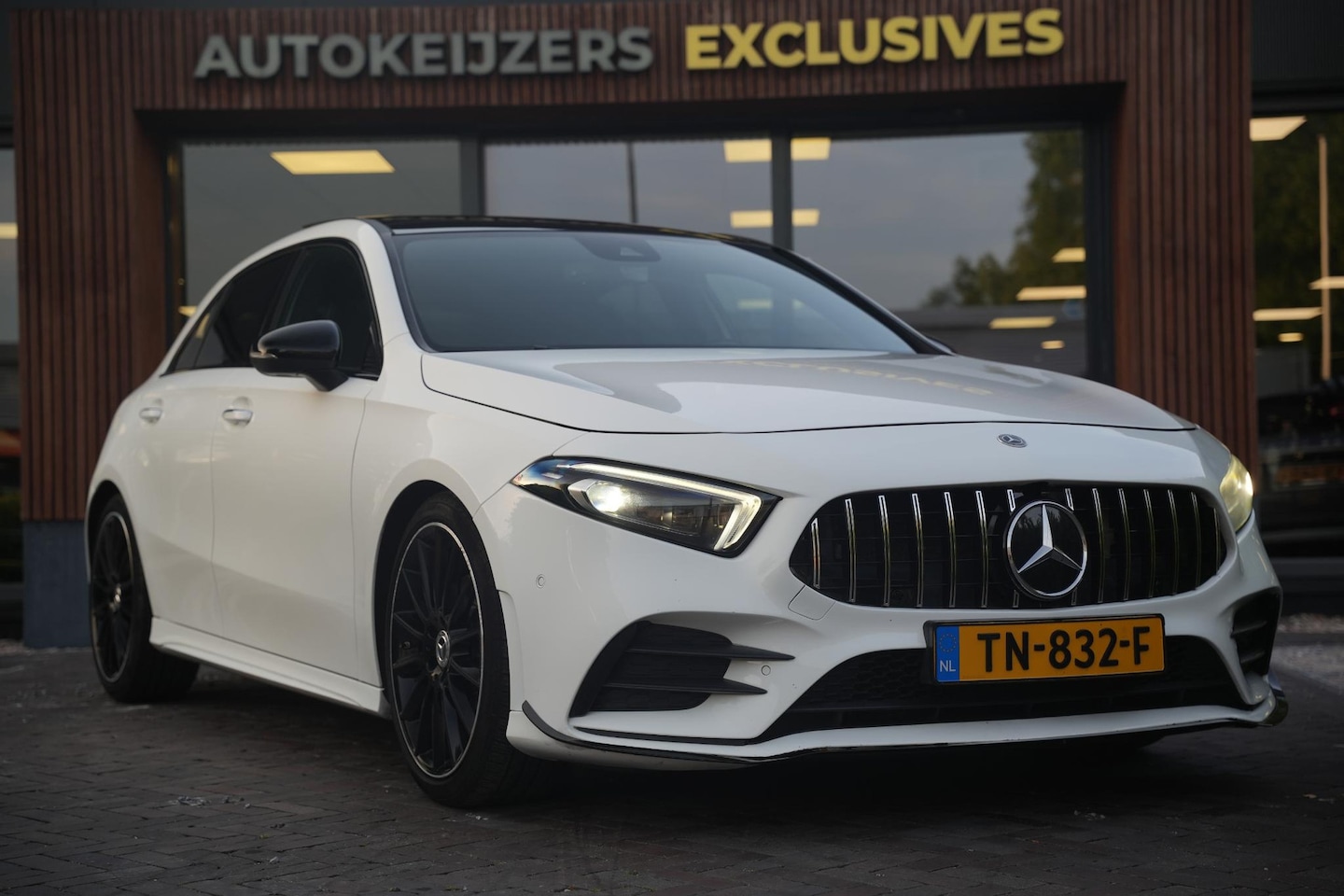 Mercedes-Benz A-klasse - 200 Launch Edition Premium Plus AMG panoramadak AMBIENT Apple Carplay Brake assist Camera - AutoWereld.nl