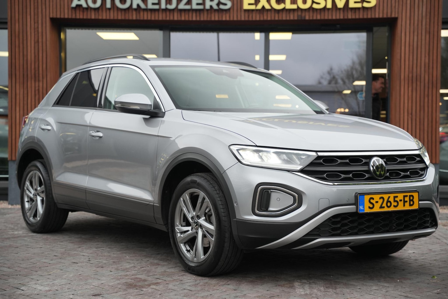 Volkswagen T-Roc - 1.0 TSI Life Adaptive Cruise Virtual Dashb. Camera PDC Airco Trekhaak - AutoWereld.nl