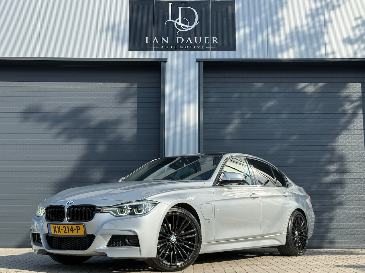 BMW 3-serie - 330e Centennial High Executive / AKRAPOVIC / NAP - AutoWereld.nl