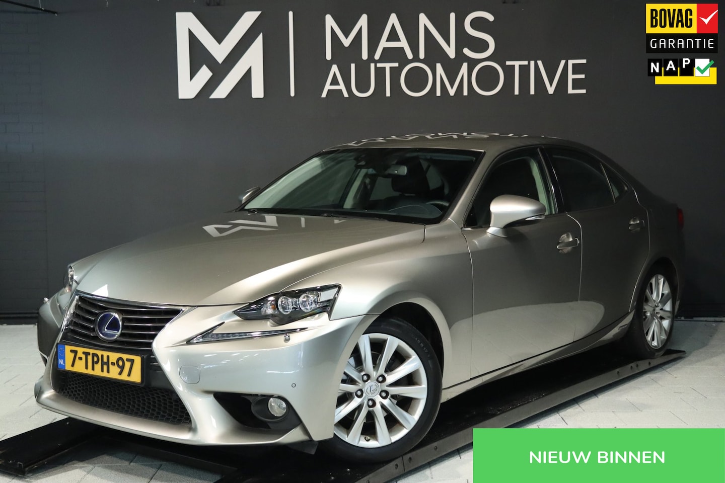 Lexus IS - 300h Edition / CAMERA / NAP / LEDER / CRUISE / STUUR+STOELVERW - AutoWereld.nl