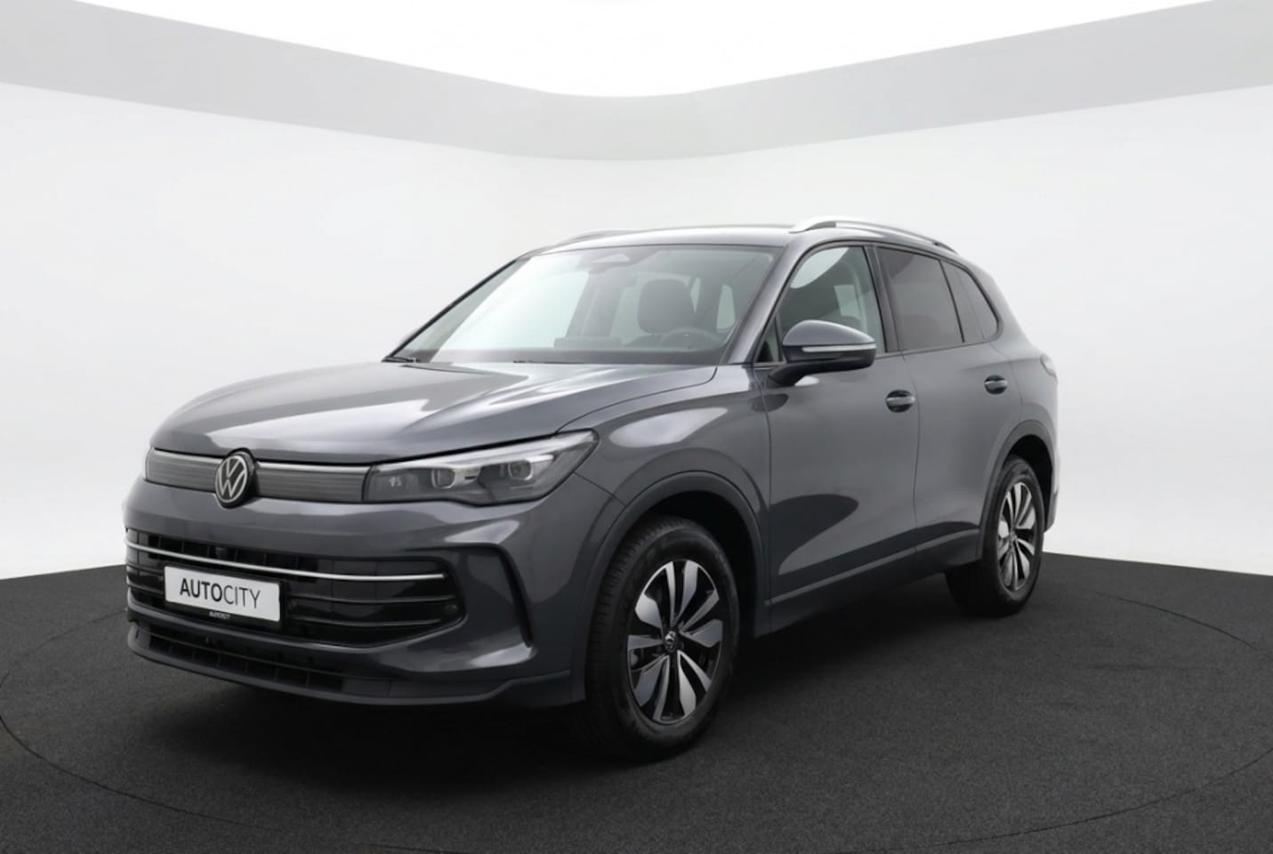 Volkswagen Tiguan - 1.5 eTSI Pano l 360 Camera l Blindspot l IQ Lights - AutoWereld.nl