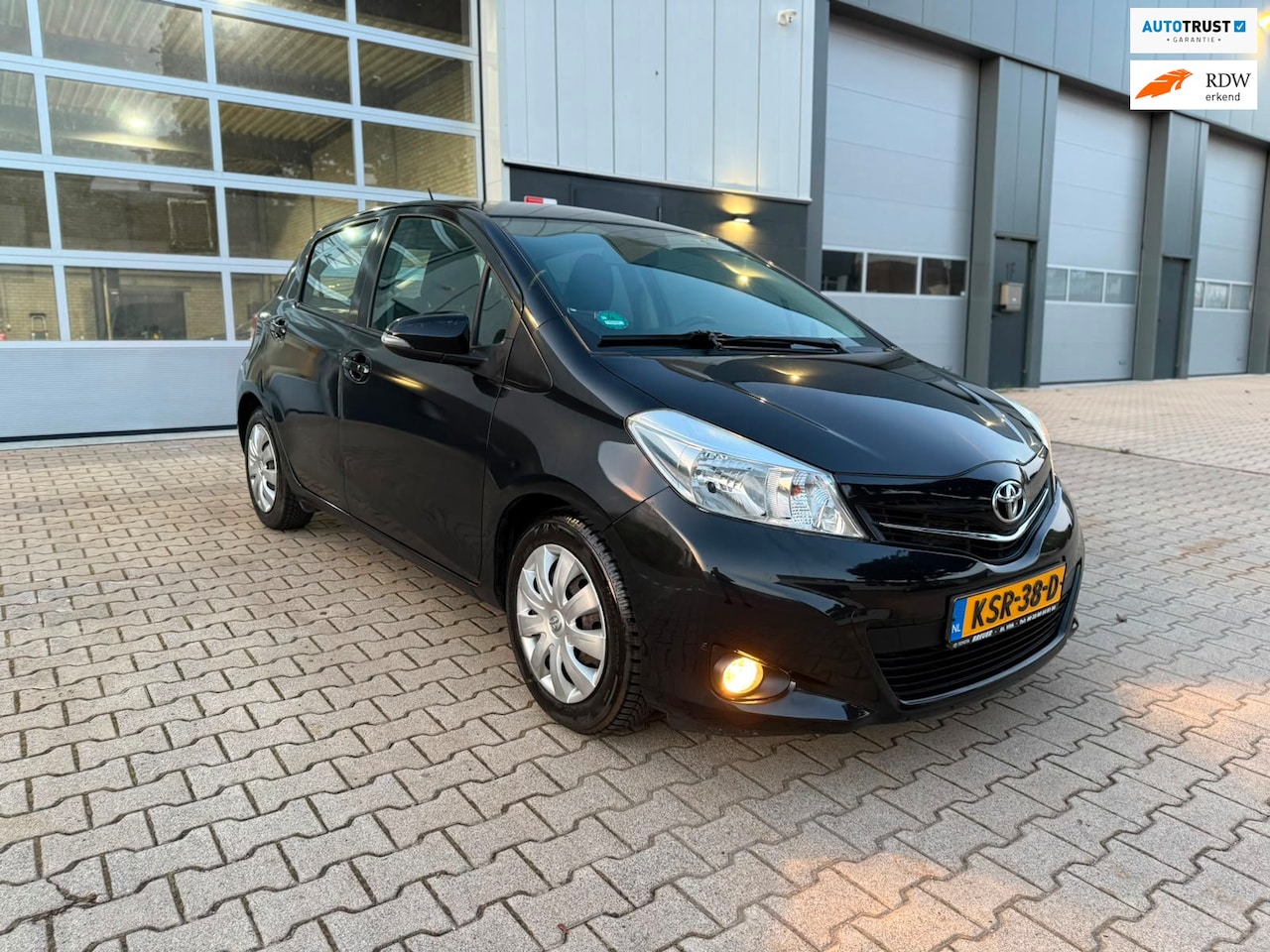Toyota Yaris - 1.0 VVT-i Aspiration Dealer Onderhouden Zwart 5 deurs Airco Topstaat - AutoWereld.nl