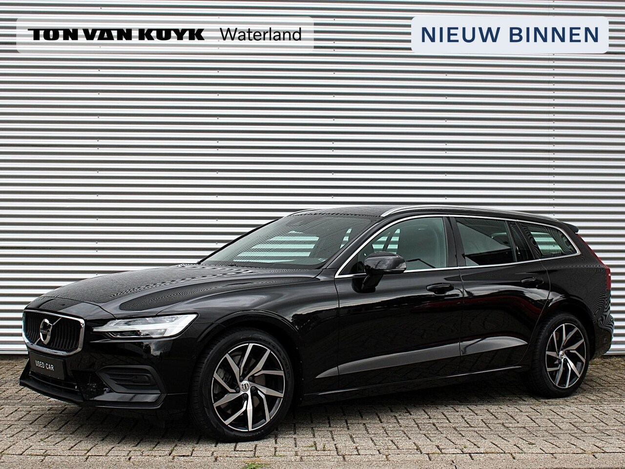 Volvo V60 - 2.0 T5 Momentum Automaat / Leder interieur / Trekhaak semi elektrisch / Achterbank verwarm - AutoWereld.nl