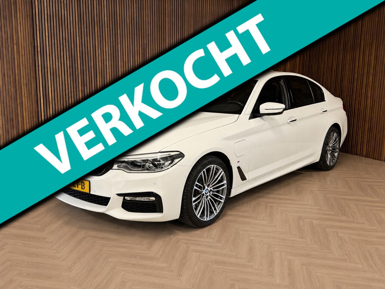 BMW 5-serie - 530e iPerformance High Executive - HUD - Keyless - - AutoWereld.nl