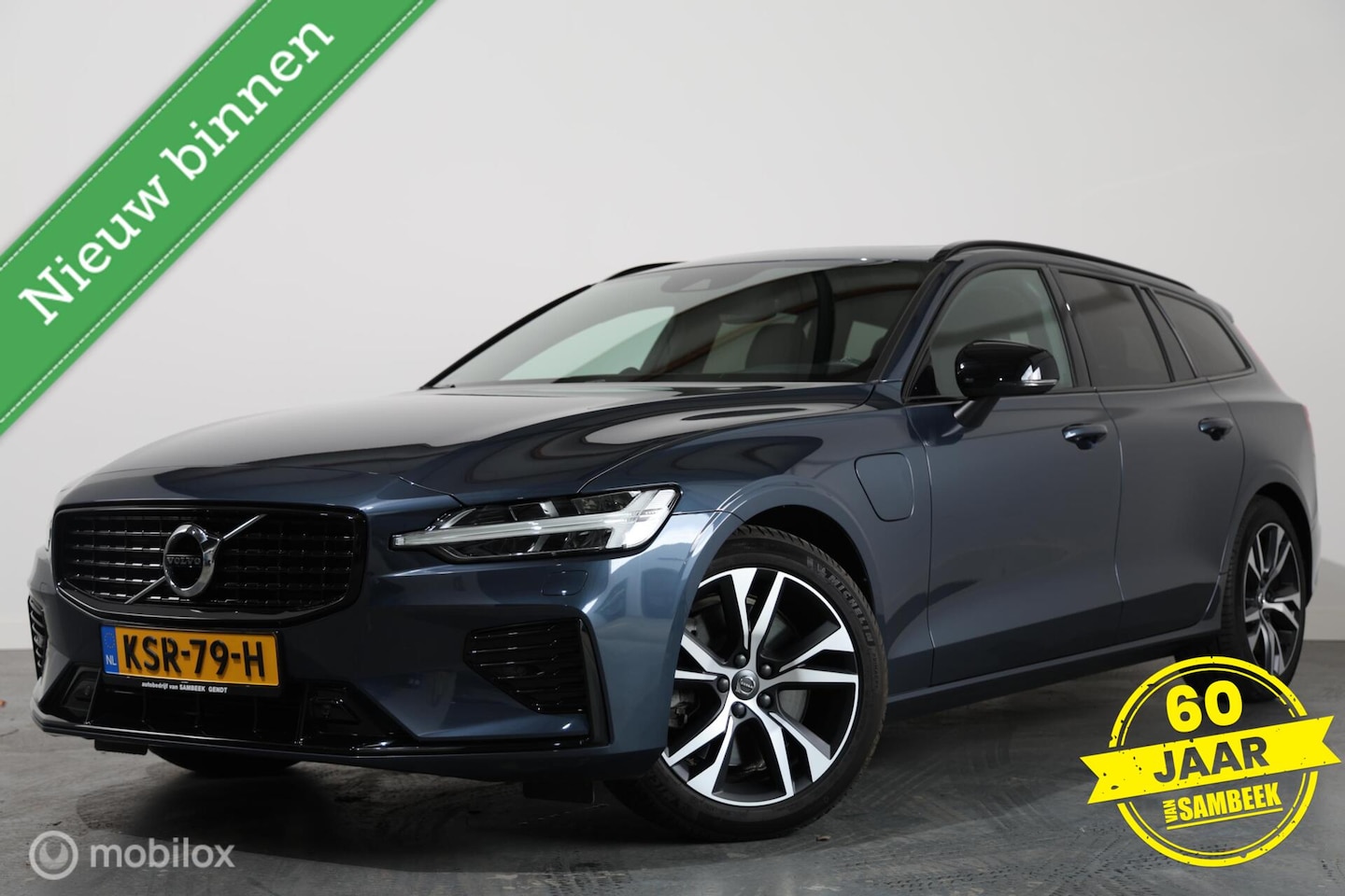 Volvo V60 - 2.0 T6 Recharge AWD R-Design - Pano - B&W audio - Semi-elektrische trekhaak - AutoWereld.nl