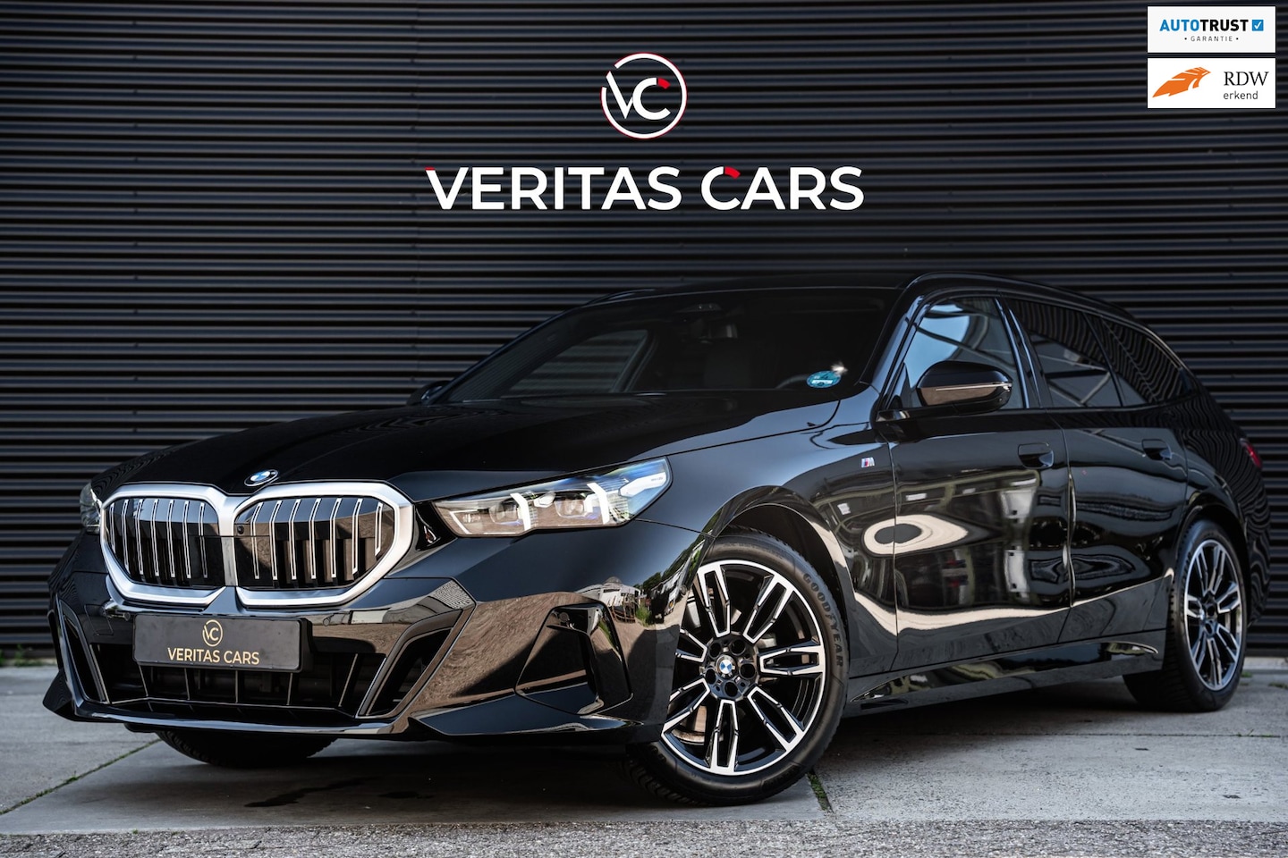 BMW 5-serie Touring - 520i M-Sport Pro 208PK|BTW|Pano|Camera|HUD|H&K|Laser|Iconic Sounds|Sfeer|Trekhaak e.o - AutoWereld.nl