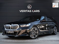BMW 5-serie Touring - 520i M-Sport Pro 208PK|BTW|Pano|Camera|HUD|H&K|Laser|Iconic Sounds|Sfeer|Trekhaak e.o