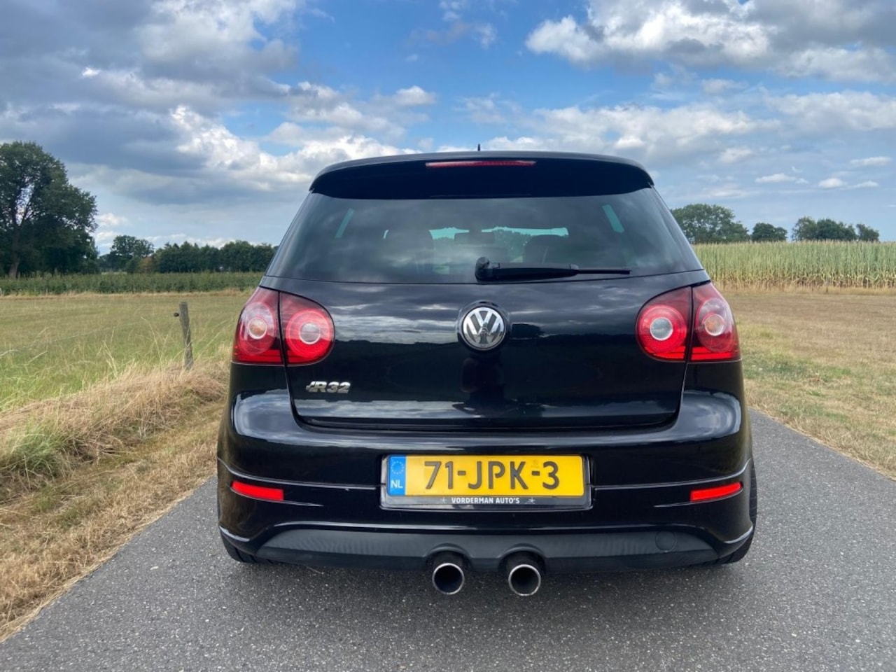 Volkswagen Golf - R32