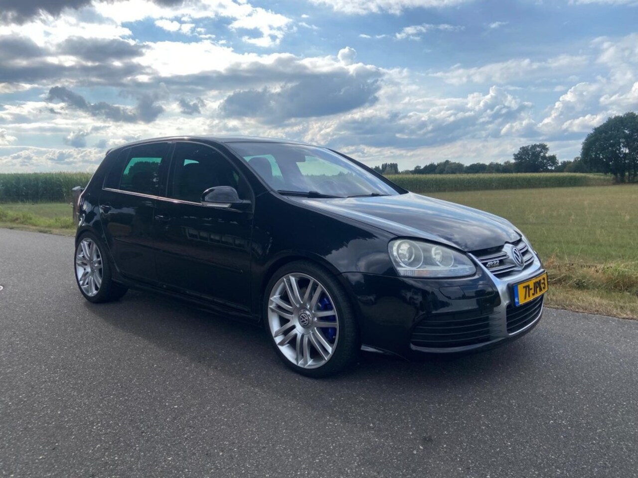 Volkswagen Golf - R32
