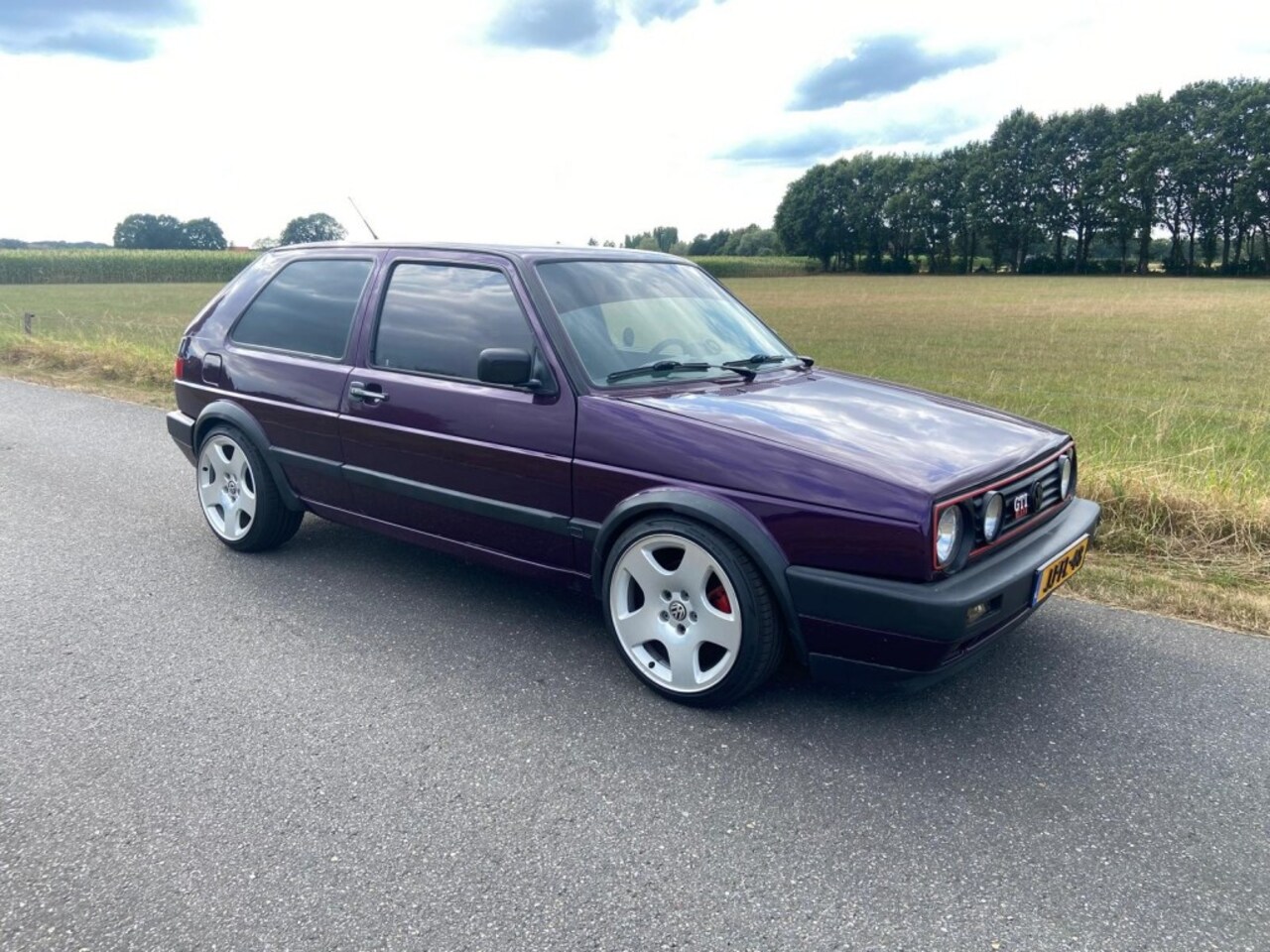Volkswagen Golf - R32