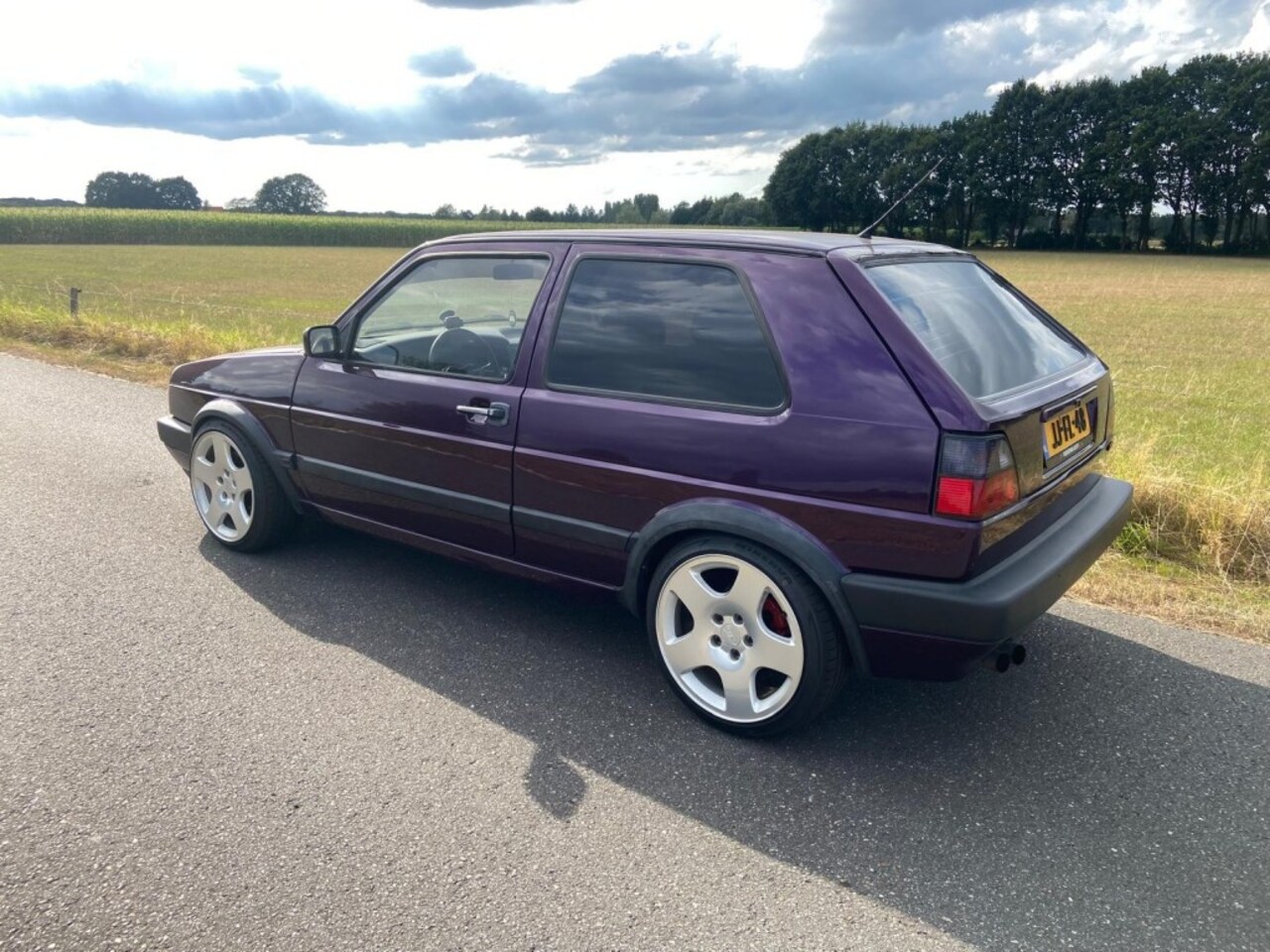 Volkswagen Golf - R32