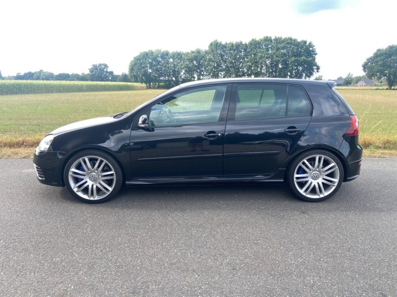 Volkswagen Golf - R32