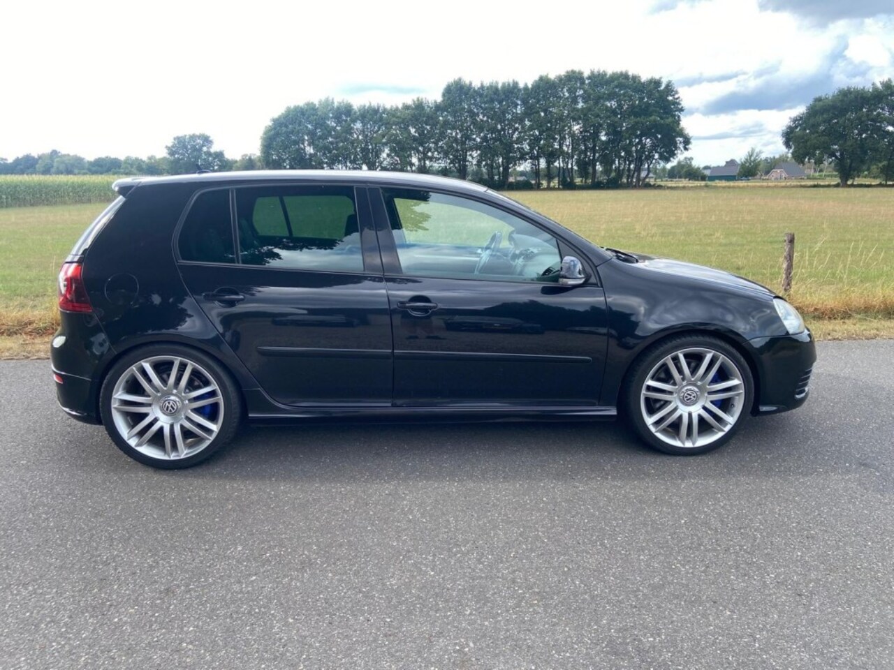 Volkswagen Golf - R32