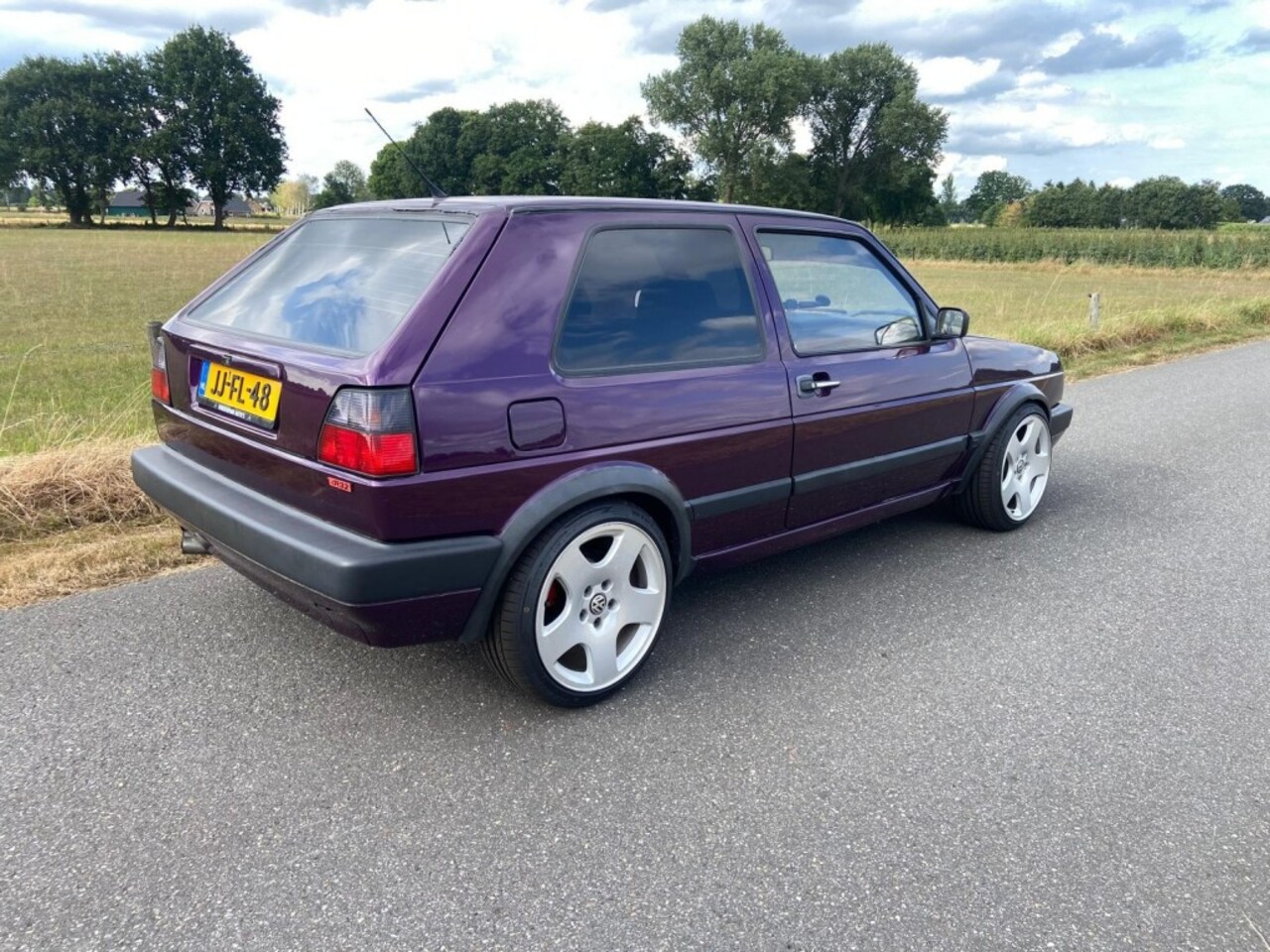 Volkswagen Golf - R32
