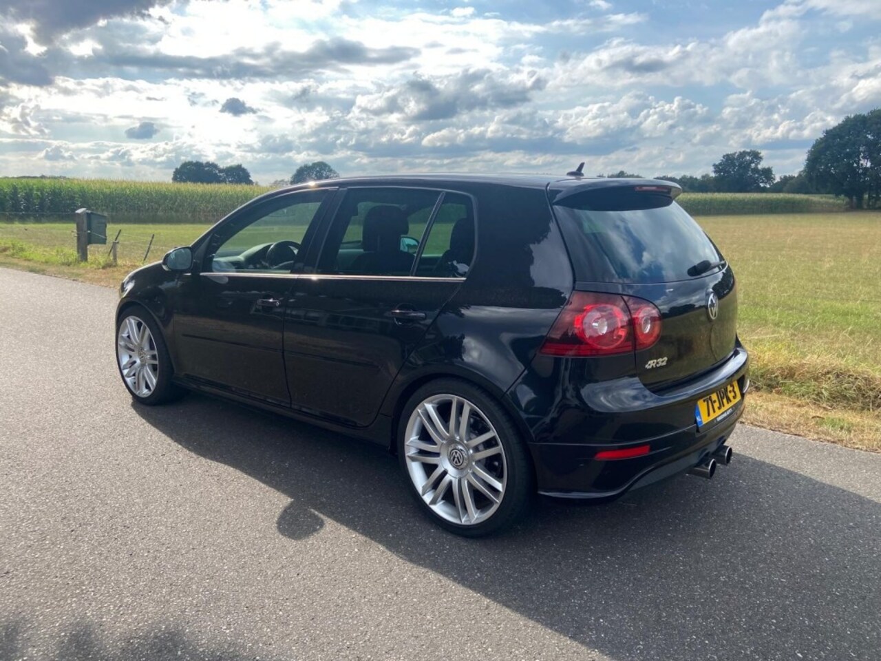 Volkswagen Golf - R32