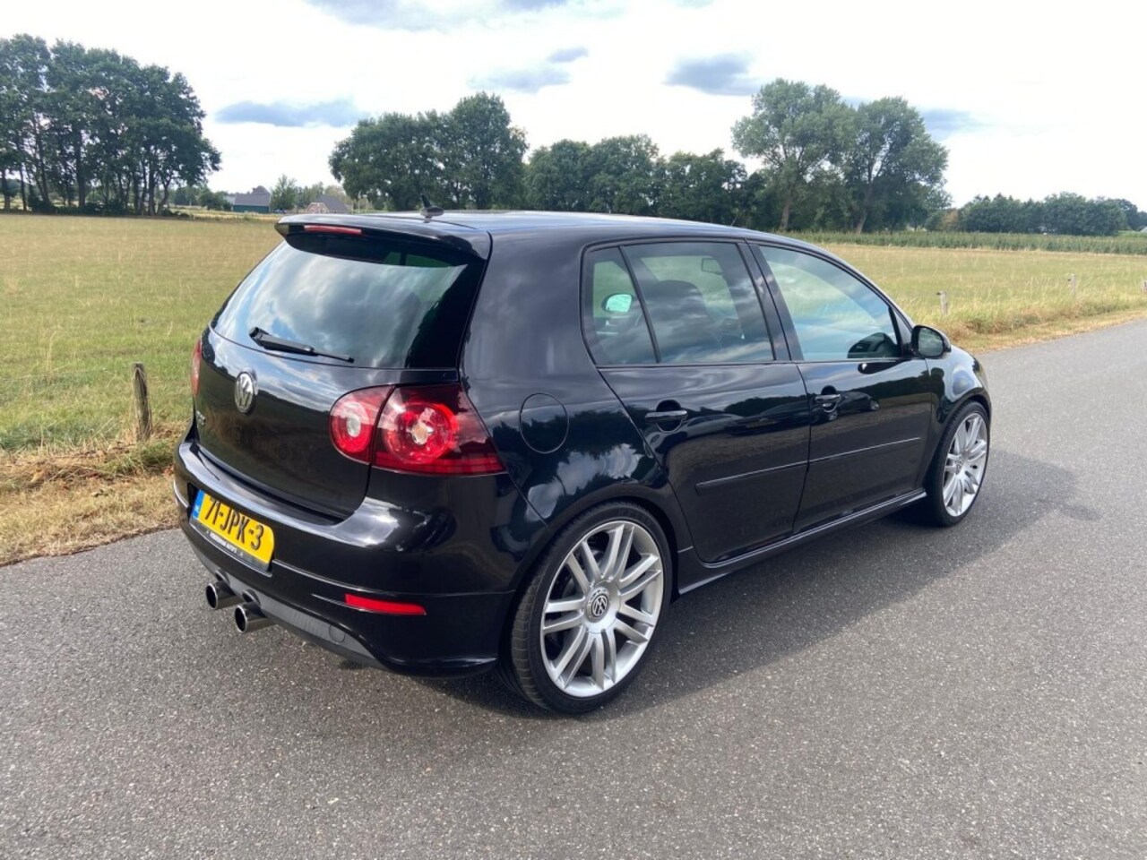 Volkswagen Golf - R32