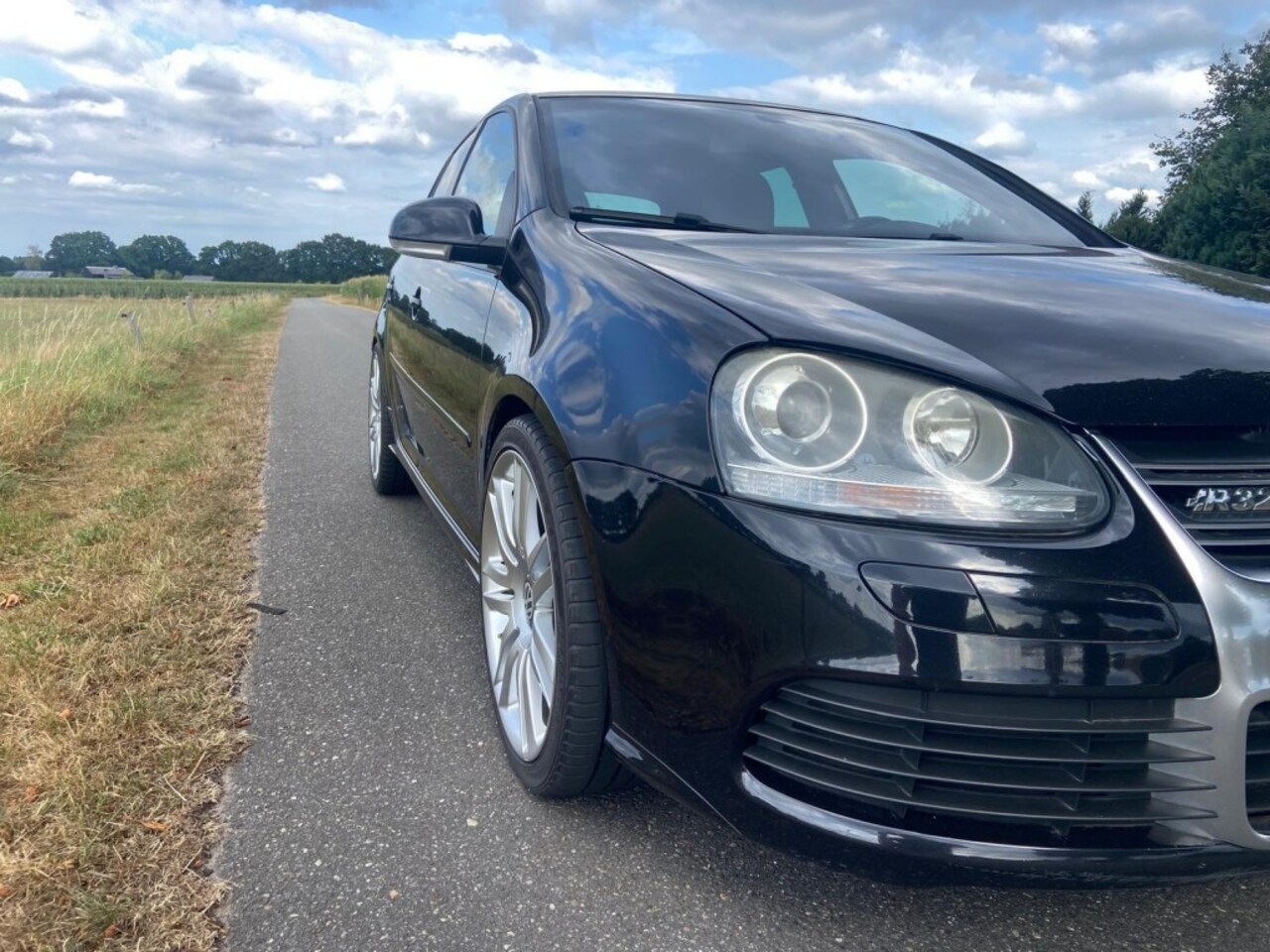 Volkswagen Golf - R32