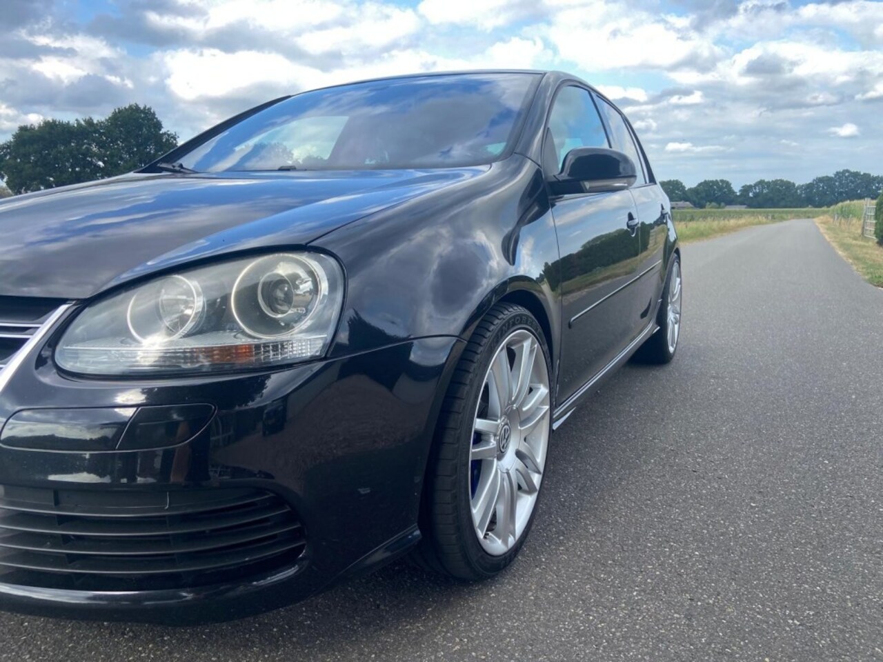 Volkswagen Golf - R32