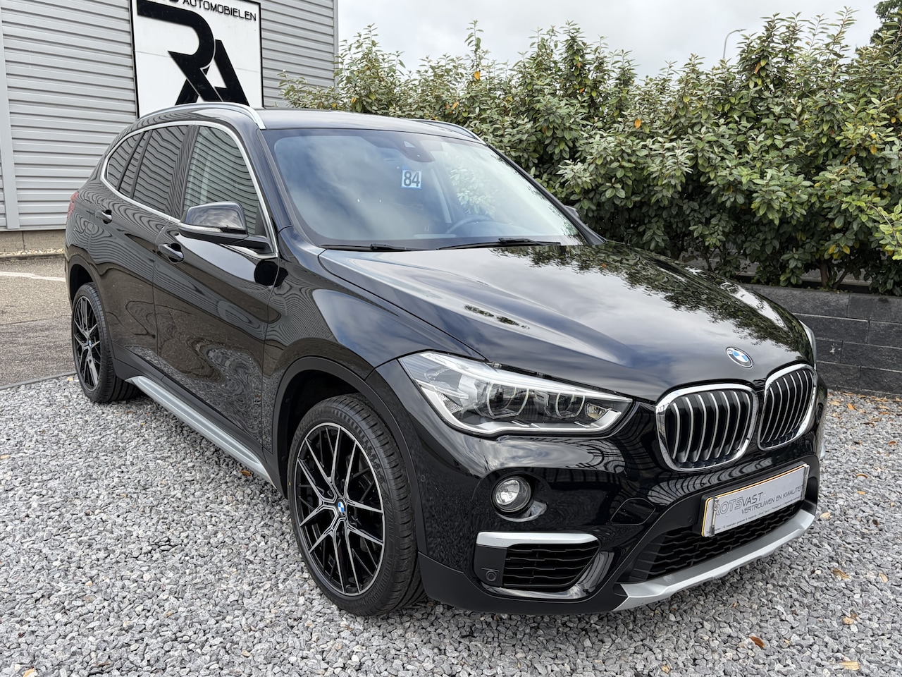 BMW X1 - sDrive18i Aut Navi|LED|Cruis|PDC|Camera Zwart - AutoWereld.nl