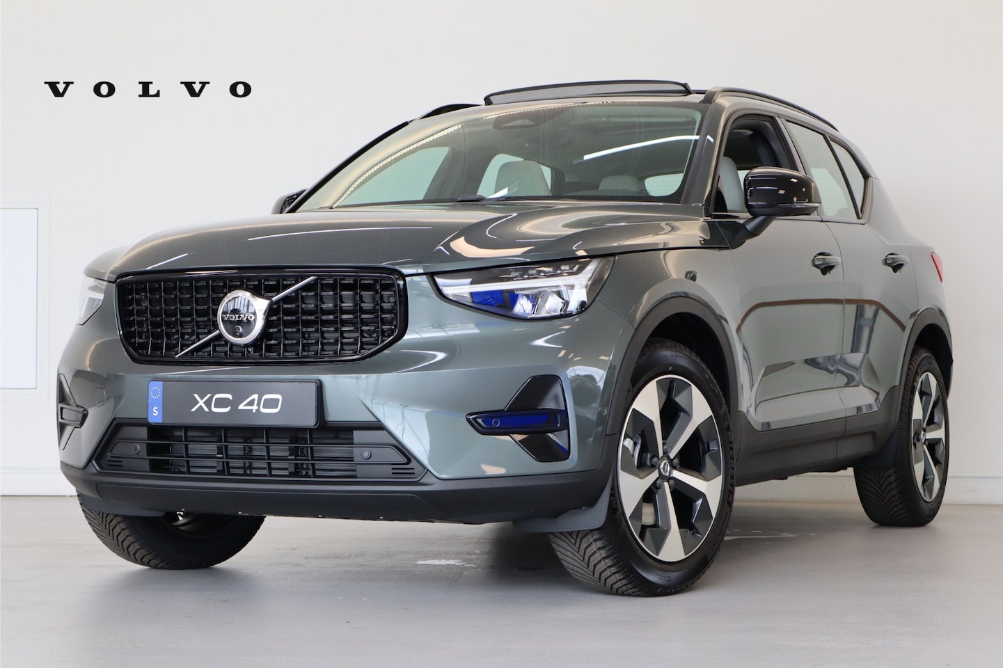 Volvo XC40 - 2.0 B4 Plus Dark | Achterbank verwarmd | All seasonbanden | Apple Carplay/Android Auto|tel - AutoWereld.nl