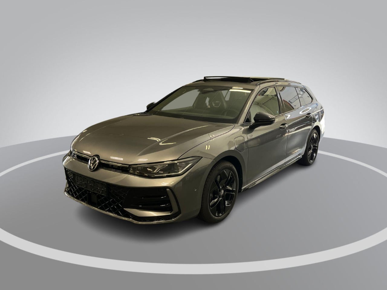 Volkswagen Passat Variant - 1.5 272pk DSG eHybrid R-Line Edition · Panoramadak · 360 Camera · Wegklapbare Trekhaak · E - AutoWereld.nl