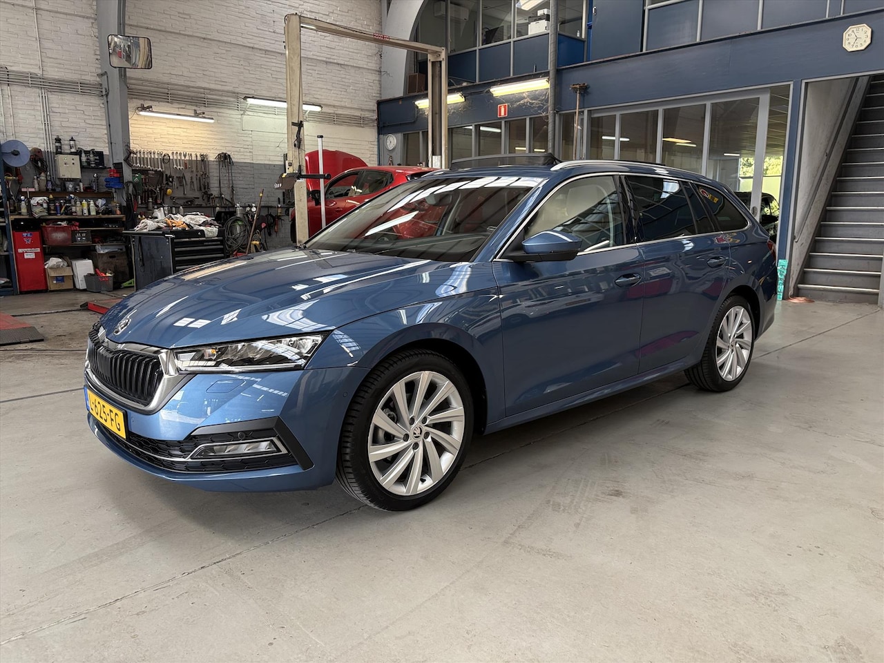 Skoda Octavia Combi - 1.0 TSI MHEV 110pk DSG Business Edition Plus | Schuif- kanteldak | Trekhaak | Apple carpla - AutoWereld.nl