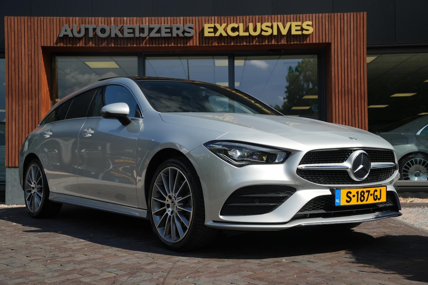 Mercedes-Benz CLA-klasse Shooting Brake - 250 e Premium Plus AMG Panoramadak Widescreen Camera LED - AutoWereld.nl