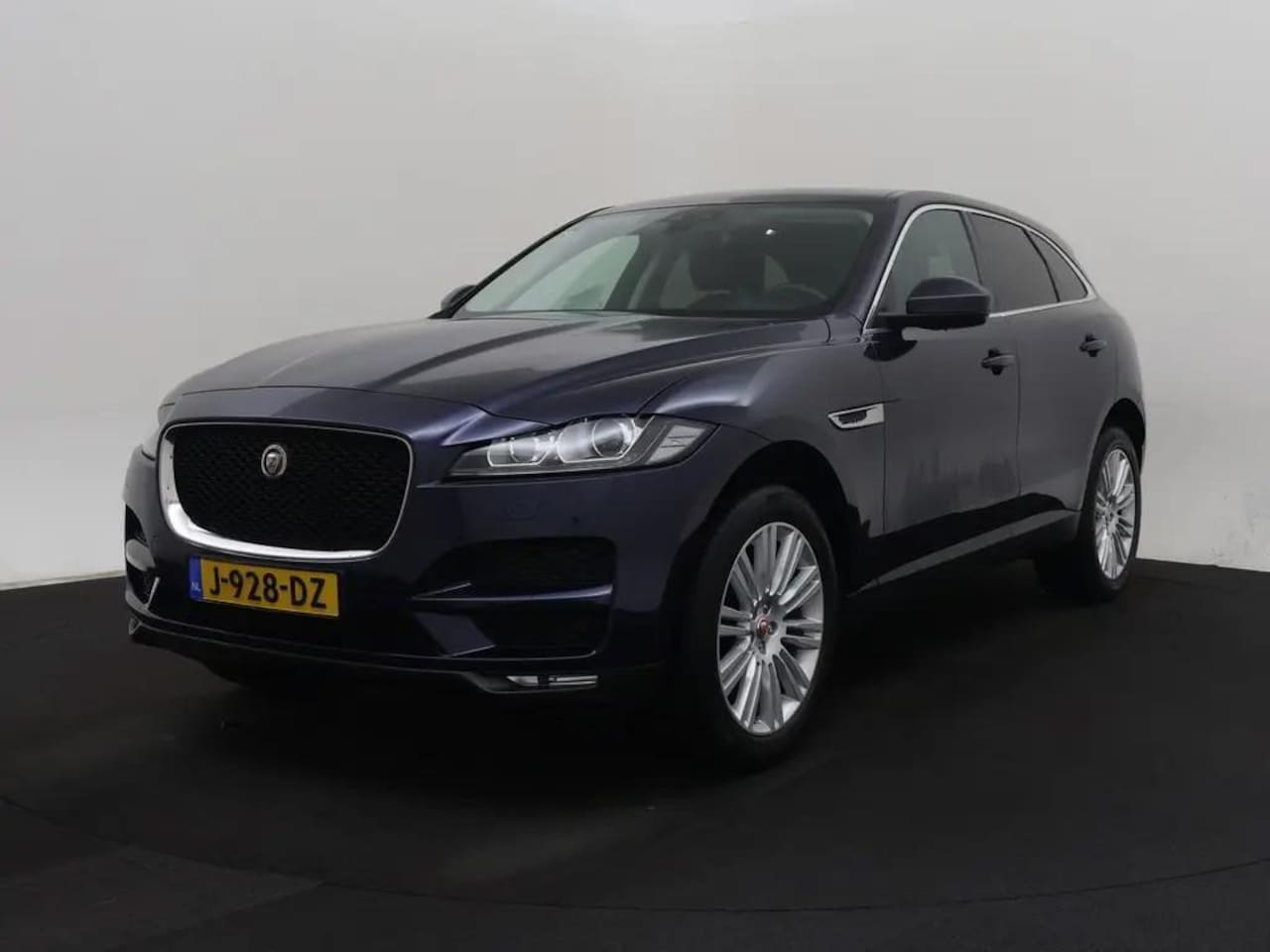 Jaguar F-Pace - 2.0 Portfolio AWD 25t | Trekhaak | Leder | Camera - AutoWereld.nl
