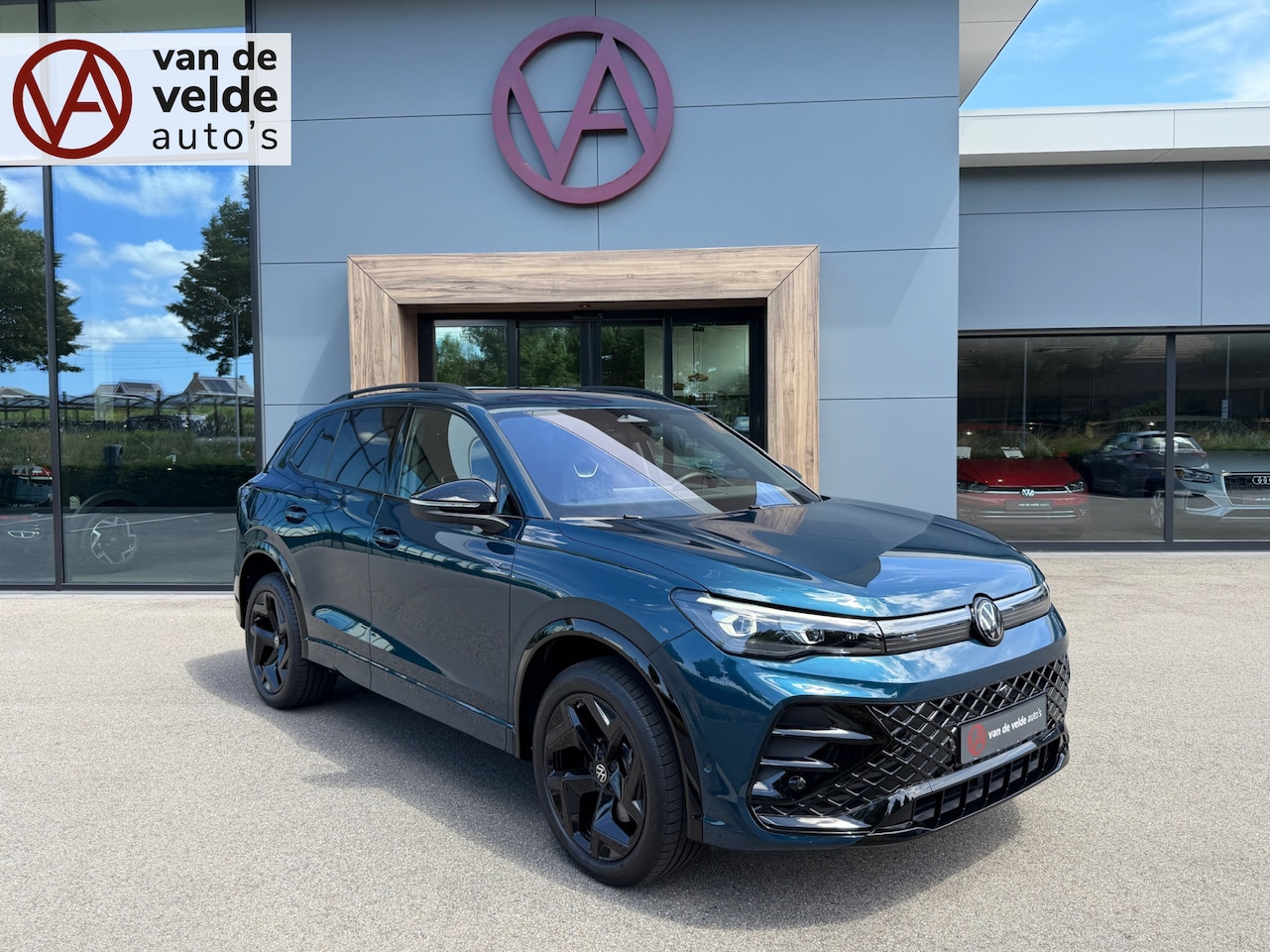Volkswagen Tiguan - 1.5 eHybrid R-Line | Black line | 360 Camera | Trekhaak | Dode hoek | IQ light | Elek. kle - AutoWereld.nl
