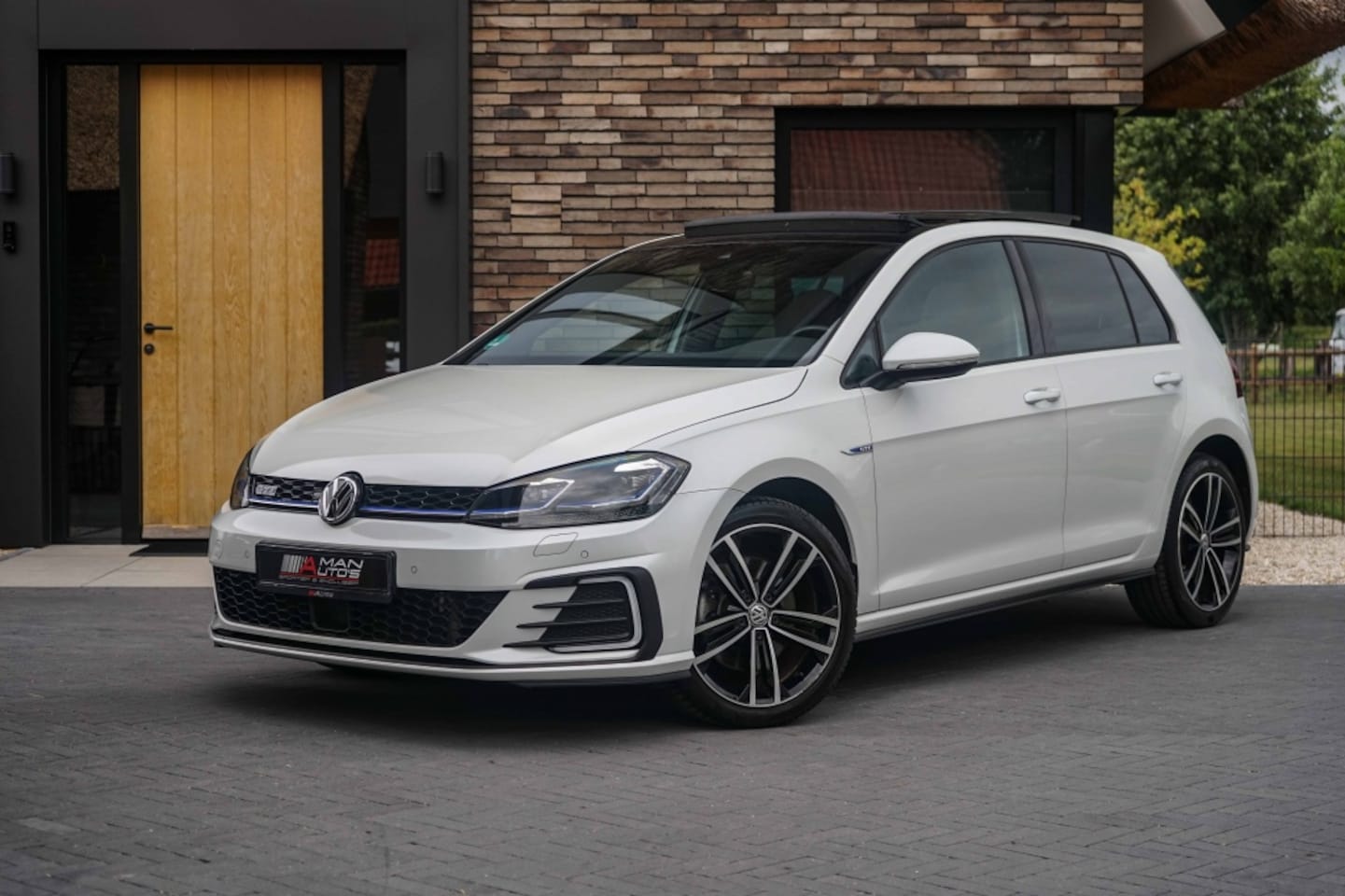 Volkswagen Golf - GTE 7.5 Facelift/Panoramadak/Trkhk/ACC/R-Cam/Parelmoer/87DKM - AutoWereld.nl